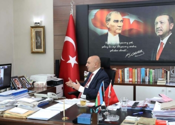 Azerbaycanlı belediye başkanlarıyla telekonferans