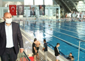 Başkan Altınok genç yüzücüleri ziyaret etti