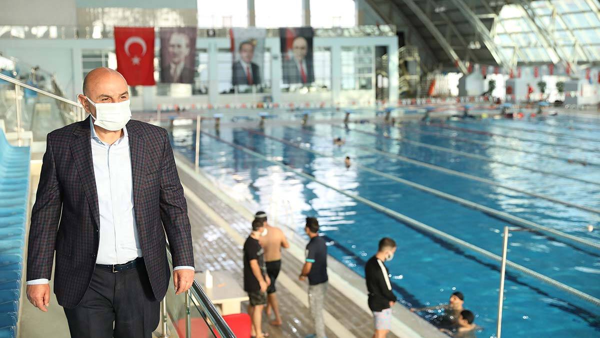 Başkan Altınok genç yüzücüleri ziyaret etti