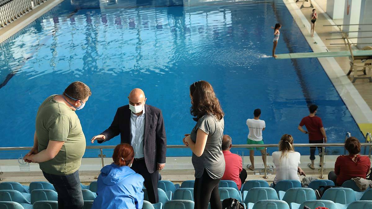 Başkan Altınok genç yüzücüleri ziyaret etti