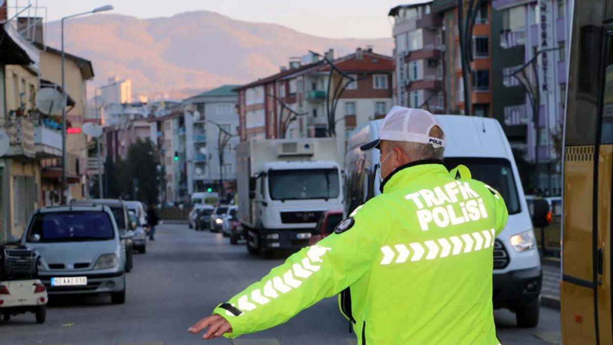 Eksikliği tespit edilen 548 okul servis aracı trafikten men edilirken, 14 sürücünün belgesi geri alındı.