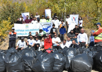 70 gönüllü, Nemrut'tan 3 ton çöp topladı