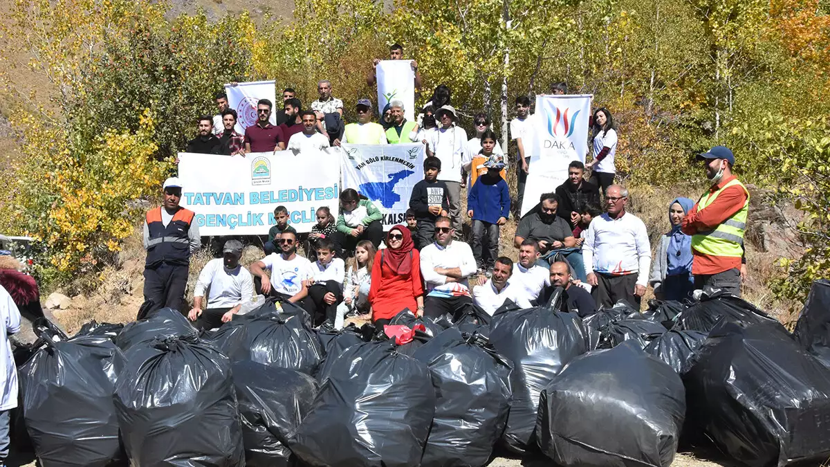 70 gönüllü, nemrut'tan 3 ton çöp topladı
