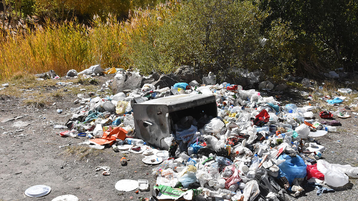 70 gönüllü, Nemrut'tan 3 ton çöp topladı