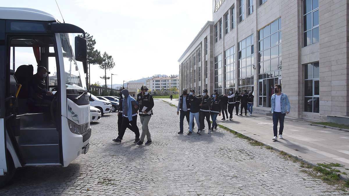 800 bin lira dolandıran çete çökertildi