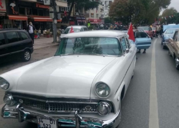 98 klasik otomobilden Cumhuriyet'in 98. yılı konvoyu