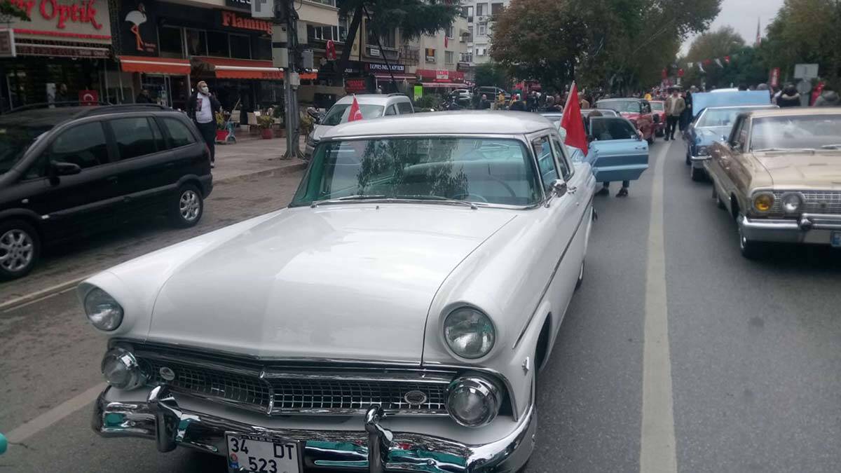 98 klasik otomobilden Cumhuriyet'in 98. yılı konvoyu