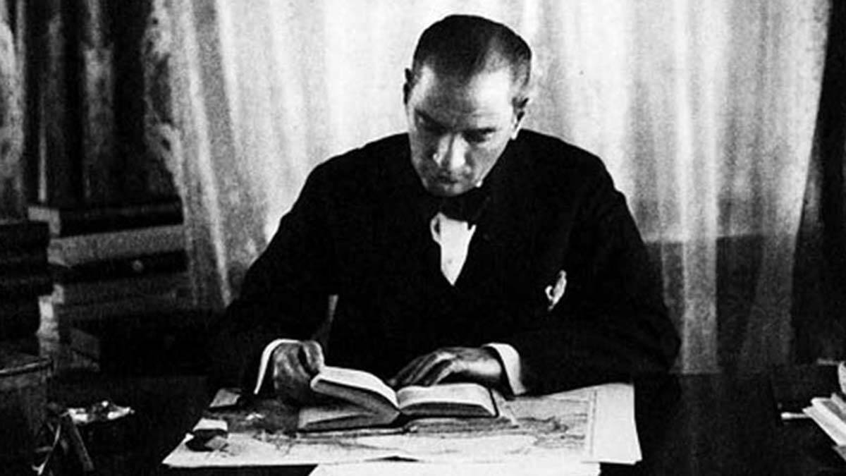 Gazi Mustafa Kemal Atatürk - Kitap Okurken