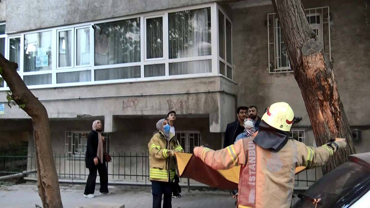 Ağaçtan inemeyen kediyi itfaiye kurtardı