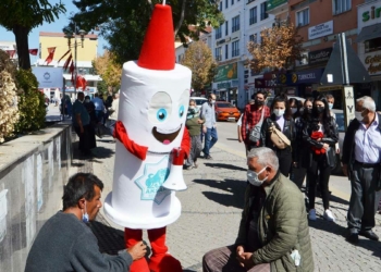 Aksaray'da vatandaşlara aşı kostümüyle çağrı