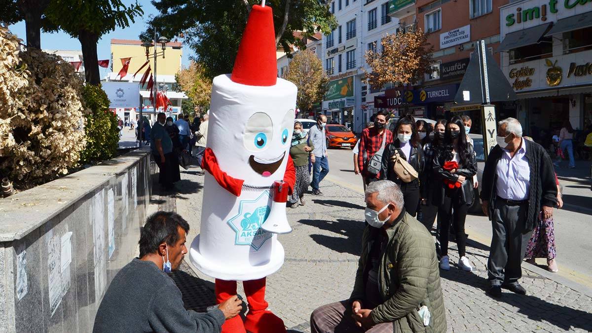 Aksaray'da vatandaşlara aşı kostümüyle çağrı