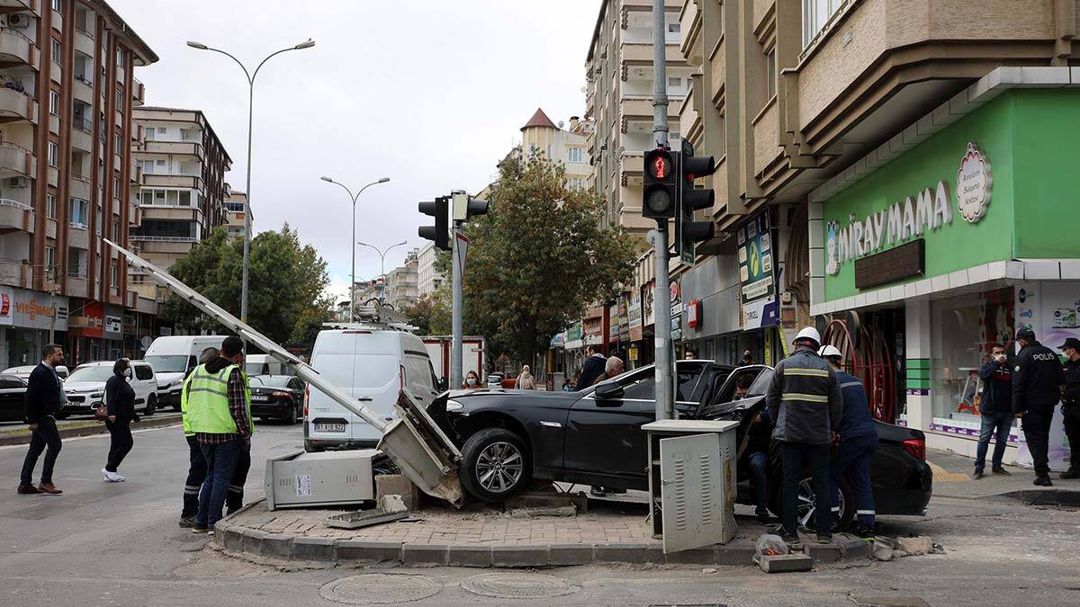 Alacaklıları tehdit eden sürücü direğe çarptı
