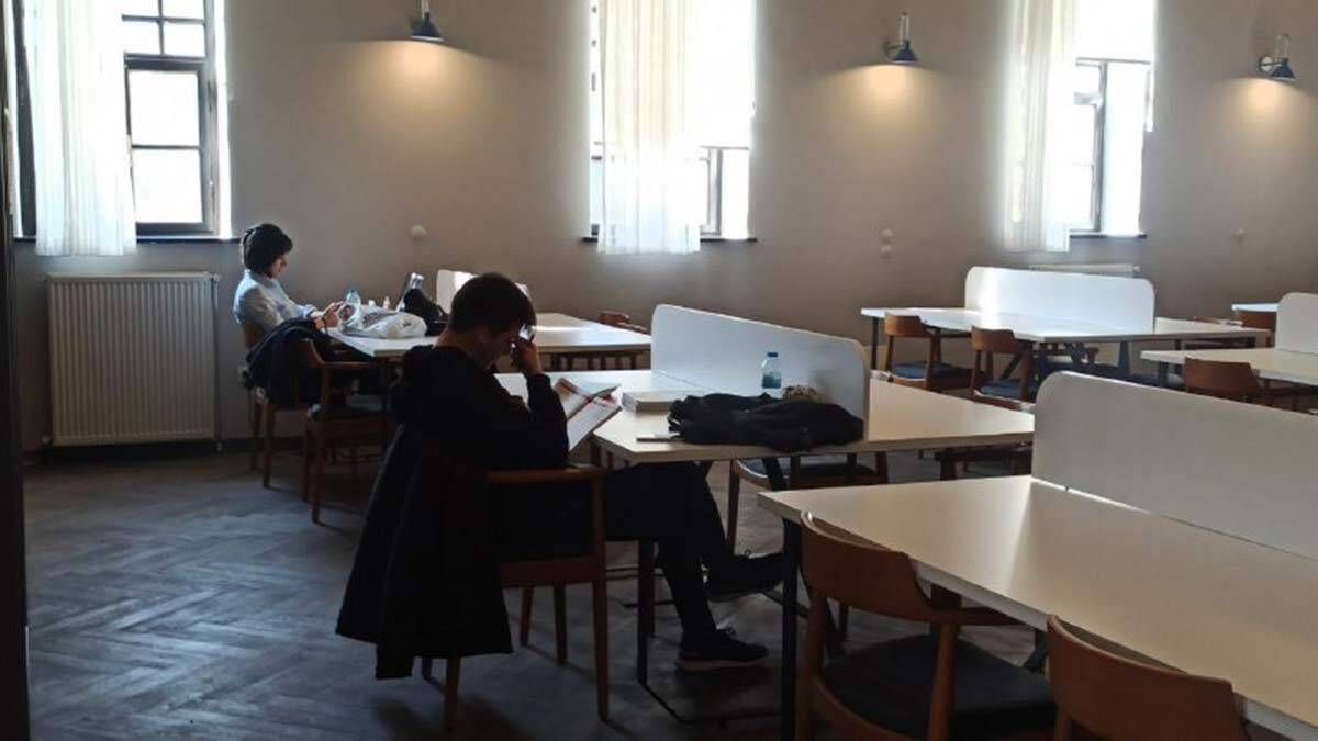 " Alt katlarında ise çocuklar, gençler ve yetişkinler için kütüphaneye dönüştürdük "