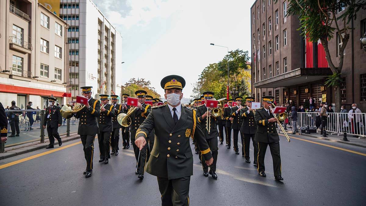 Kortejin yürüyüşü, Birinci Meclis binası önünde son buldu.