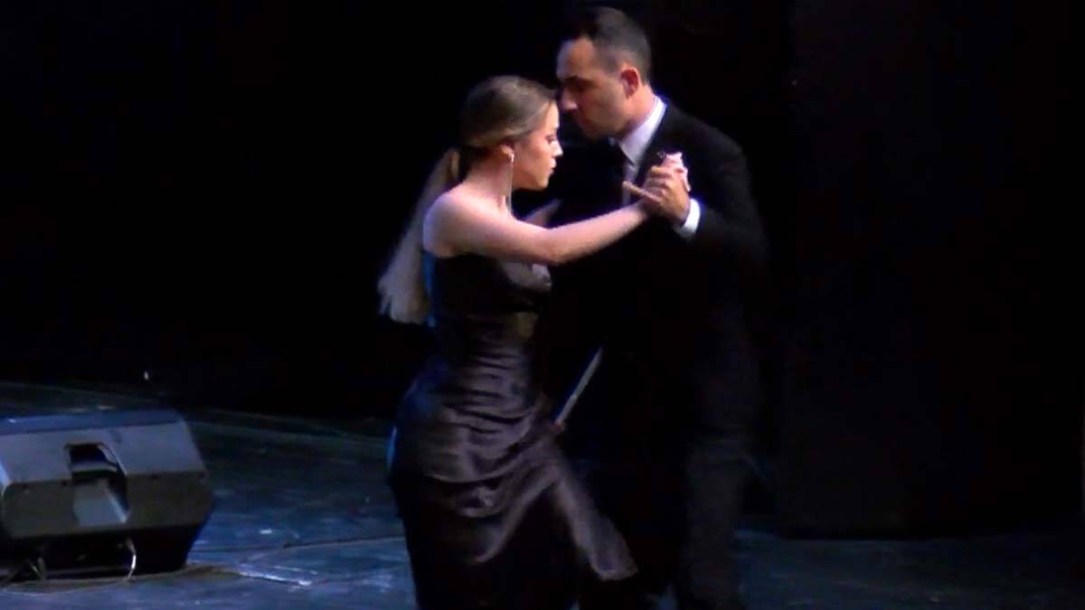  Şarkılar eşliğinde kadın ve erkek dans sanatçıları da 'Cumhuriyet Tangoları' ismiyle gösteri gerçekleştirdi. 