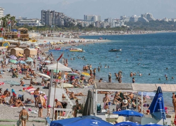 Antalya'da ekim ayında da plajlar hareketli