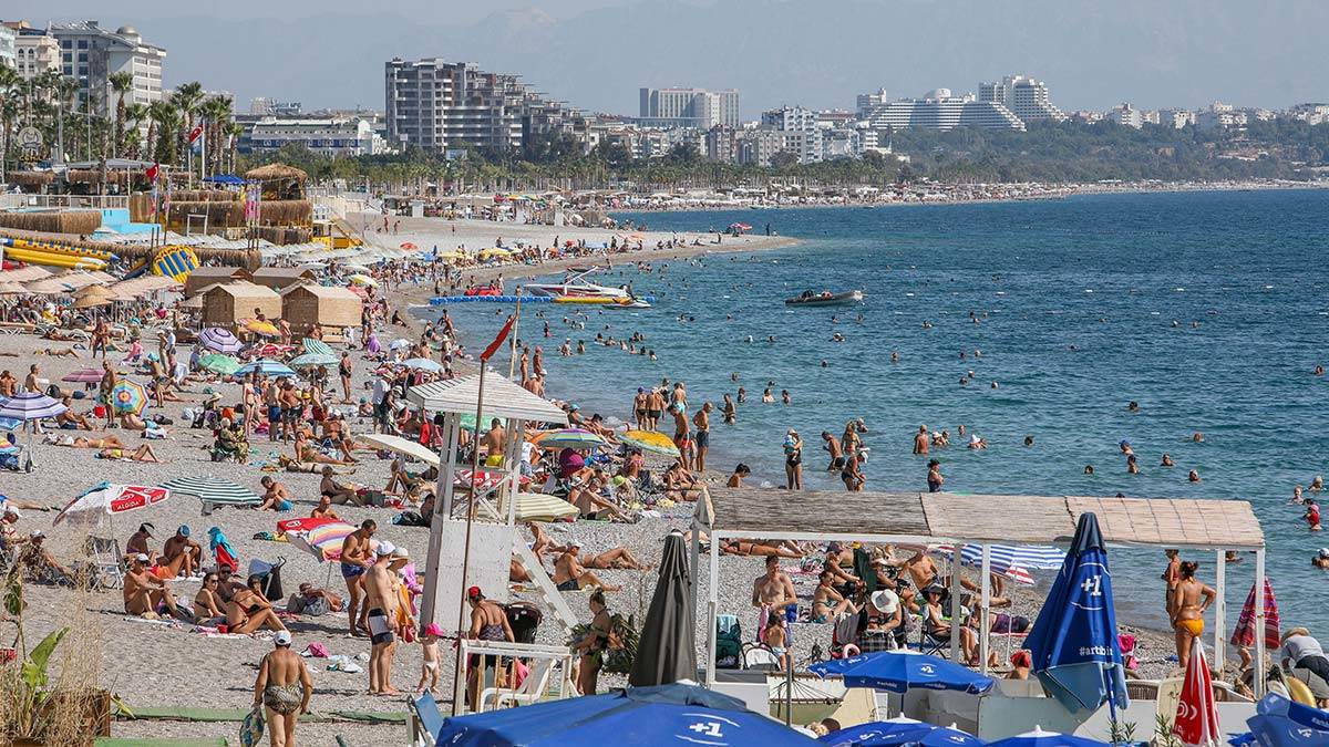 Antalya'da ekim ayında da plajlar hareketli