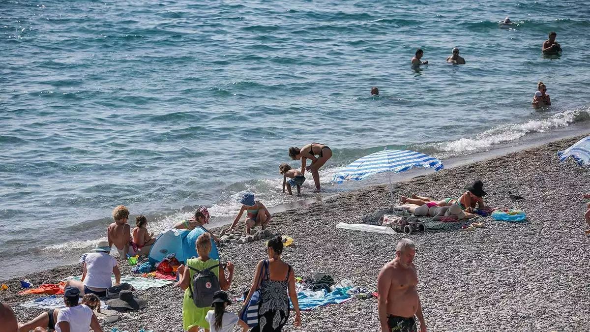 Antalyada ekim ayinda da plajlar hareketli 2 - yerel haberler - haberton