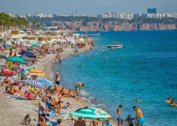 Antalya'da sahiller yaz günlerini aratmadı