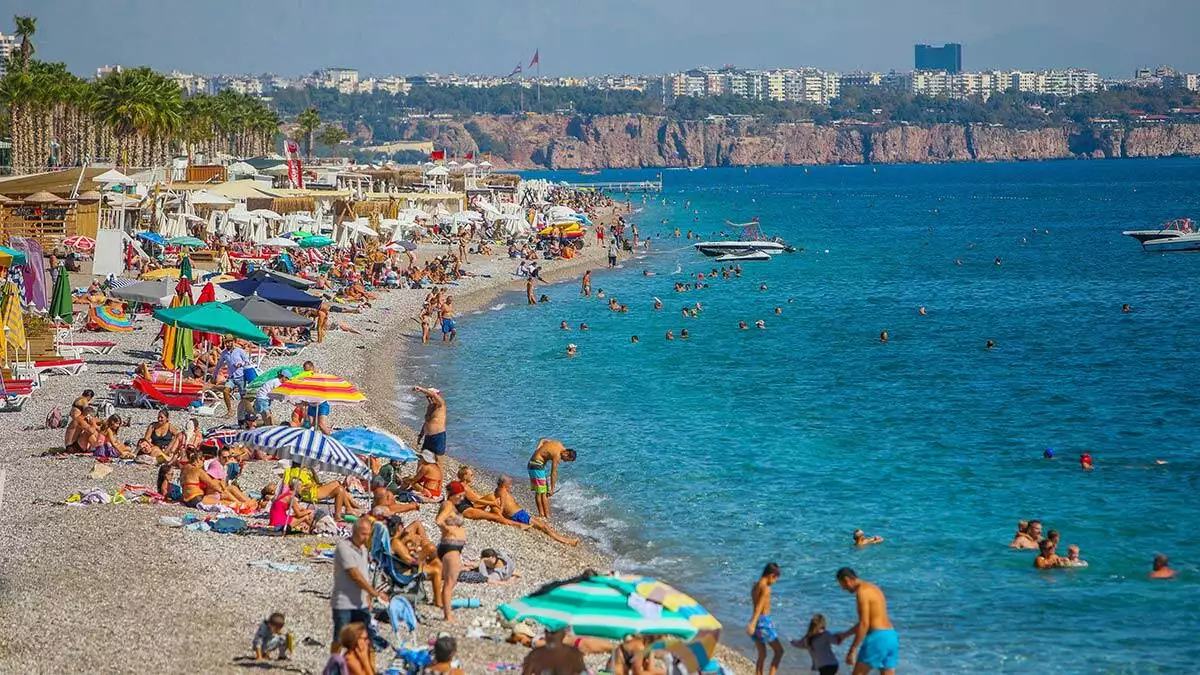 Antalya'da sahiller yaz günlerini aratmadı