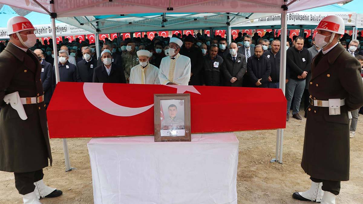 Şehit Sel’in Türk bayrağına sarılı tabutunu gören babası Ergül ve annesi Selma Sel, uzun süre gözyaşı döktü