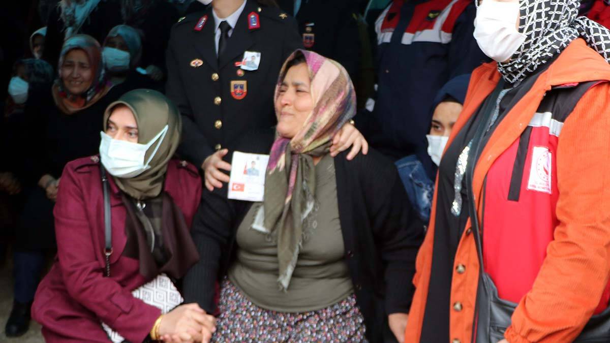 Şehit Sel’in Türk bayrağına sarılı tabutunu gören babası Ergül ve annesi Selma Sel, uzun süre gözyaşı döktü