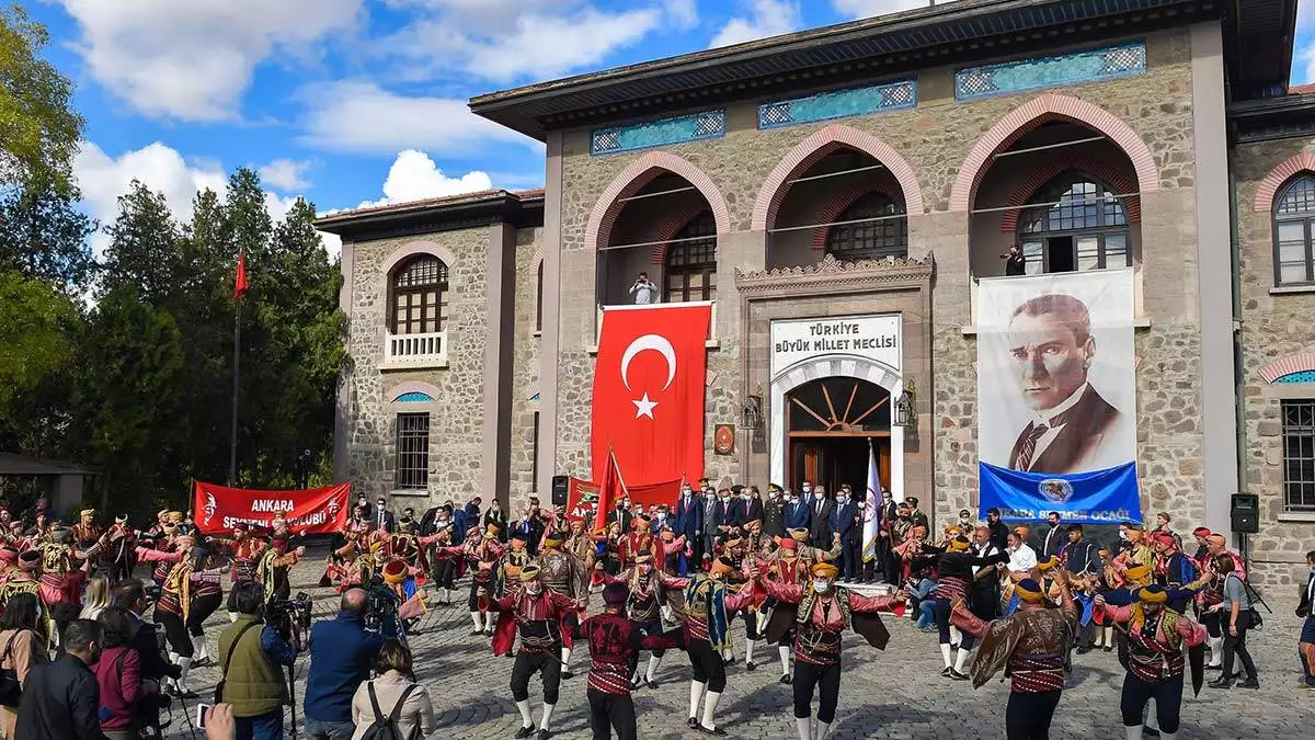 Ankara’nın başkent oluşunun 98. Yıl dönümü nedeniyle düzenlenen etkinliklere başkentliler yoğun ilgi gösterdi.