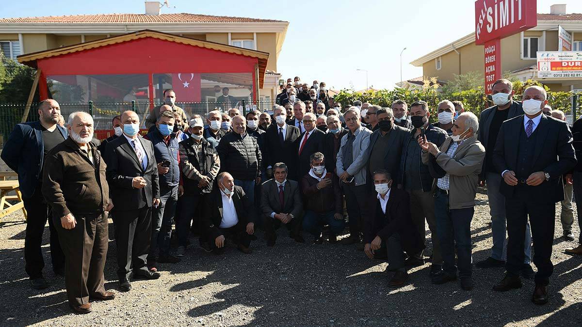 Ankara Büyükşehir Belediye Başkanı Mansur Yavaş, 17 yıldır yol ve altyapı sorunu nedeniyle hayalet kente dönen Alcı Mahallesi sakinlerine derin bir nefes aldıracak çalışmaları başlattı.