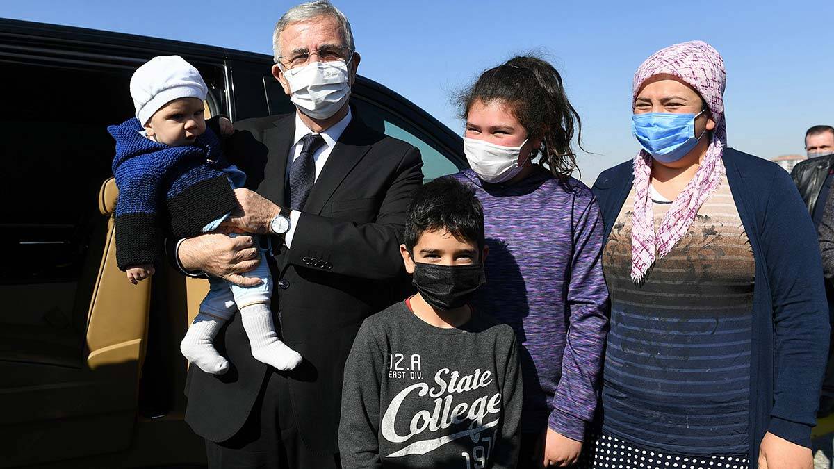 Altyapıdan asfalta kadar birçok hizmetin götürüldüğü Alcı Mahallesi’ni ziyaret eden Yavaş, mahalle sakinleriyle bir araya geldi.