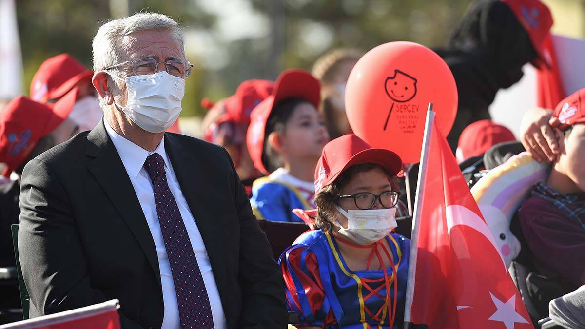 Ankara Tiyatroları’nın sezon açılışı, Ankara Büyükşehir Belediyesi ve Ankara Kent Konseyi’nin organizasyonuyla şenliğe dönüştü.