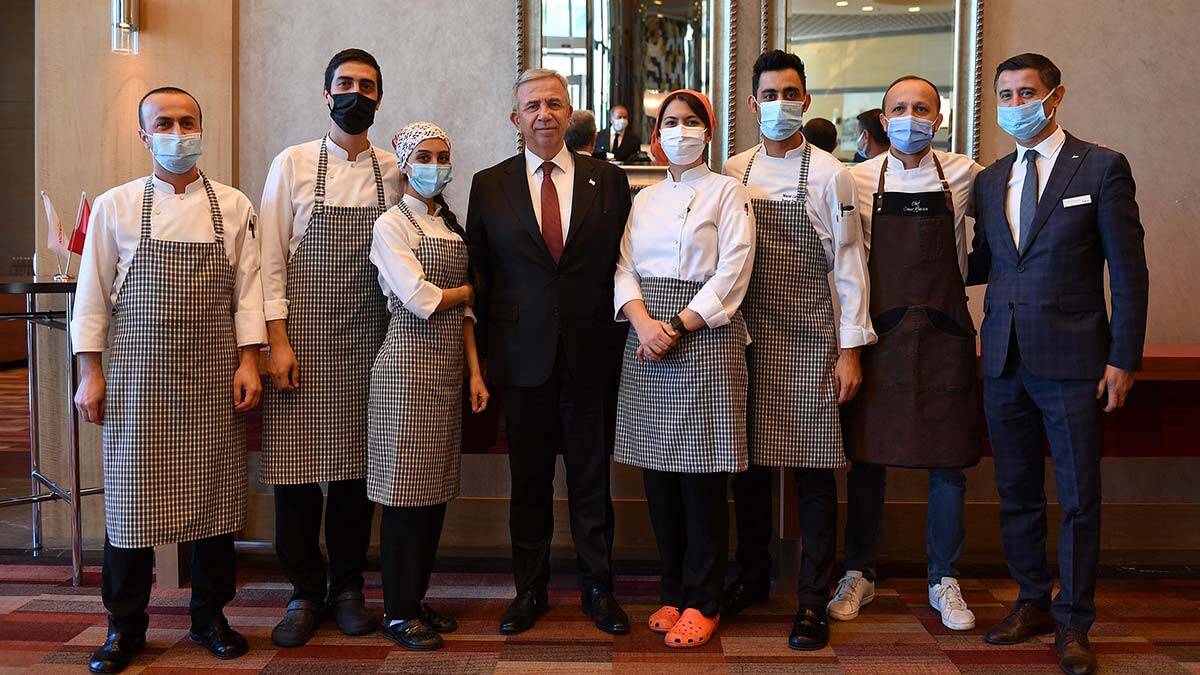 Ankara Büyükşehir Belediye Başkanı Mansur Yavaş turizmcilerle bir araya geldi. Akyurt Fuar Alanı ve ANKAPARK başta olmak üzere birçok konudaki soruları yanıtladı.