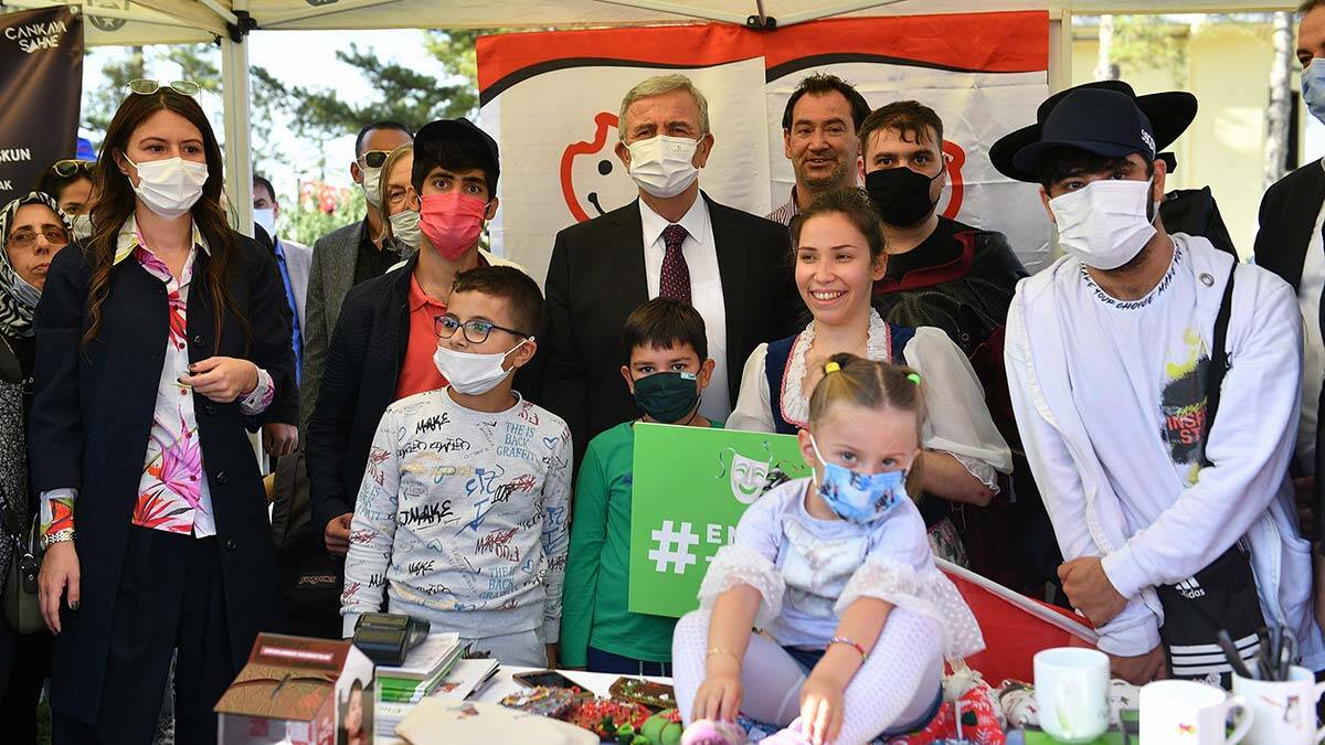 Ankara Tiyatroları’nın sezon açılışı, Ankara Büyükşehir Belediyesi ve Ankara Kent Konseyi’nin organizasyonuyla şenliğe dönüştü.