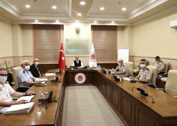 Bakan Akar, komutanlarla toplantı yaptı