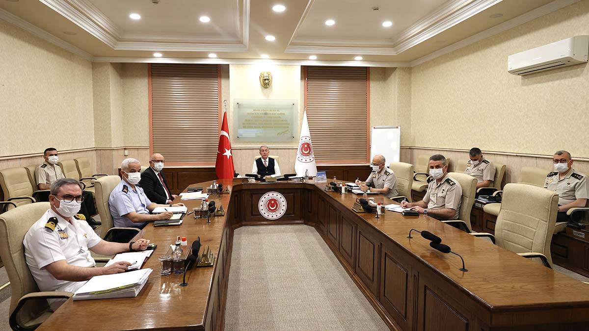 Bakan Akar, komutanlarla toplantı yaptı