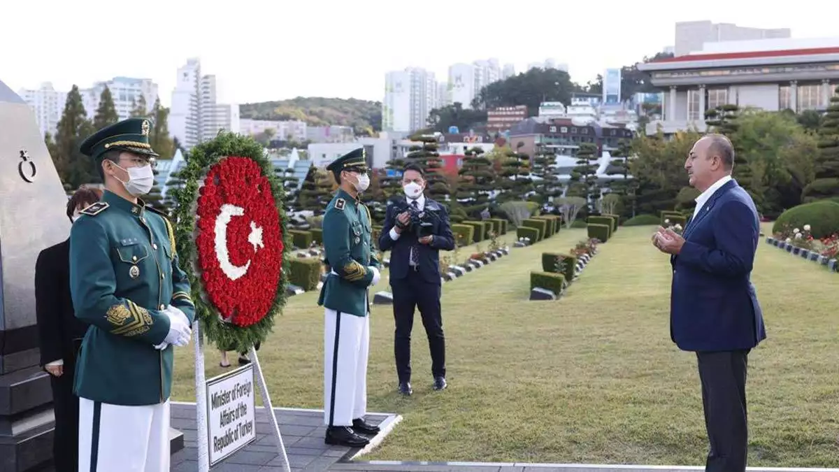 Bakan çavuşoğlu bm anıt mezarlığı'nı ziyaret etti