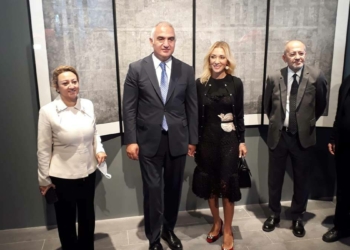 Bakan Ersoy AKM'de sanat sergisi açılışına katıldı