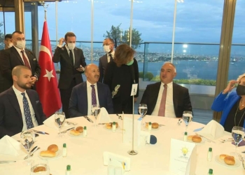Bakan Ersoy, turizm sektör temsilcileri ile bir arada