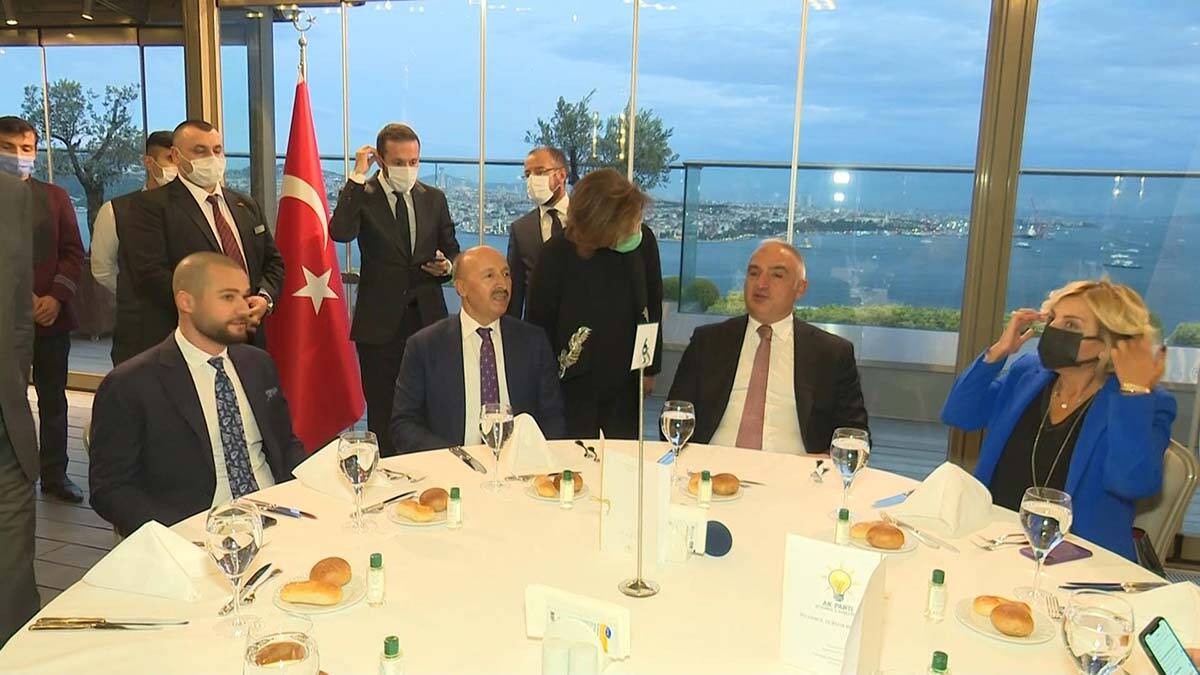 Bakan Ersoy, turizm sektör temsilcileri ile bir arada