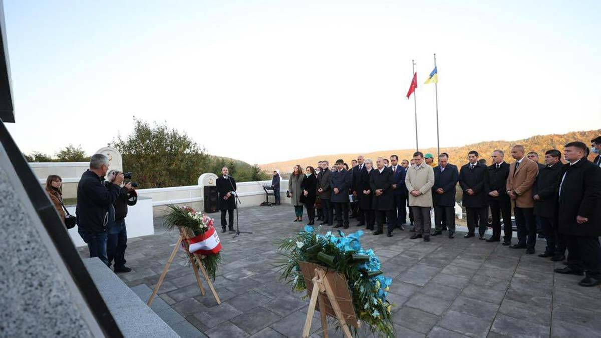 Bakan, Galiçya'da askeri anıtlara çelenk bıraktı