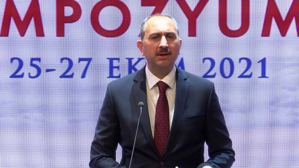 "Esas itibarıyla bir hukukçunun mesleki kalitesi de kanunu uygulama kabiliyetine göre ölçülmemelidir. "