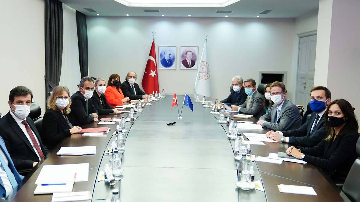 Bakan Özer AB Türkiye Delegasyonu ile bir araya geldi