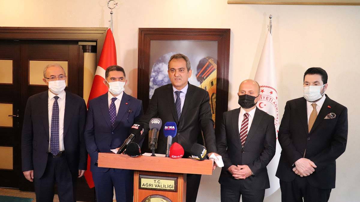 Bakan Özer: 1000 tane tablet dağıtacağız