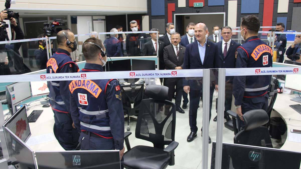 Bakan Soylu kentteki Göç, Nüfus, AFAD, 112 ve Sivil Toplumla İlişkiler müdürleriyle de toplantı yaptı