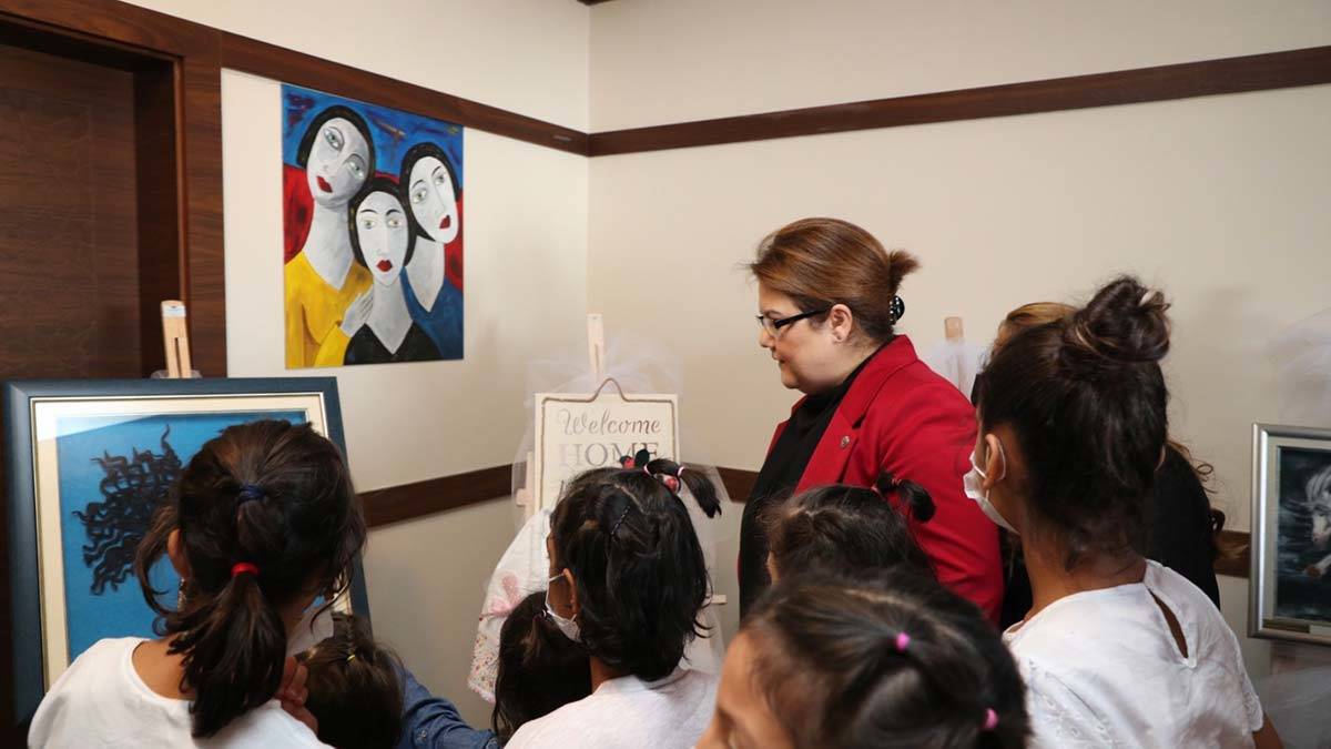 Bakan Yanık, kız çocuklarıyla bir araya geldi