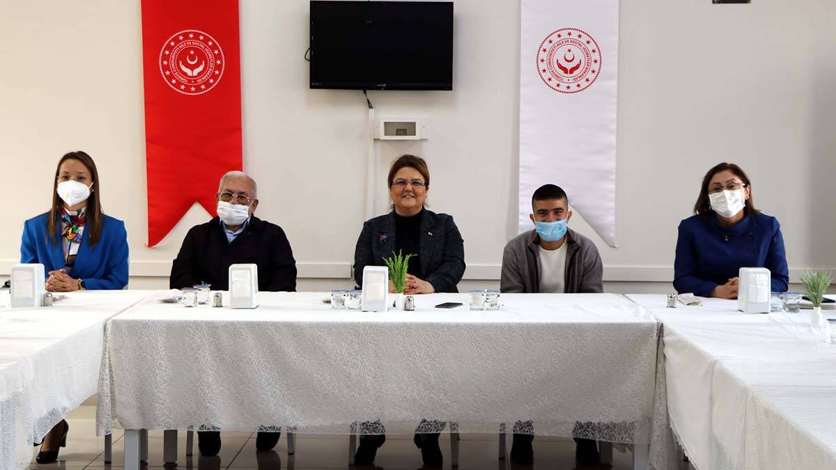 "Biz Müslümanlar, insanı eşref-i mahlukat olarak kabul ediyoruz"