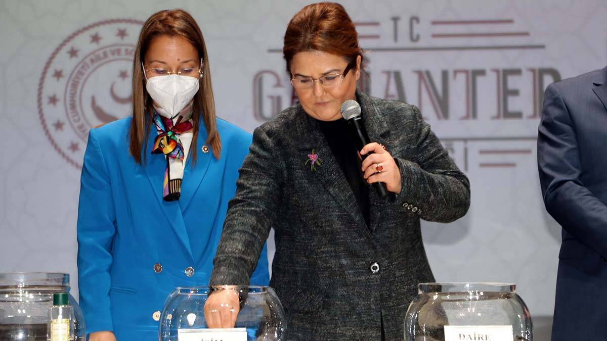 Bakan Derya Yanık, Gaziantep'de Akkent Kongre Merkezi’nde düzenlenen 'Dar Gelirli Yetim Ailelere Ev Tahsisi Kura Töreni'ne katıldı