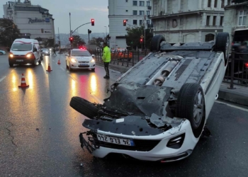 Beyoğlu'nda otomobil takla attı; sürücü kaçtı