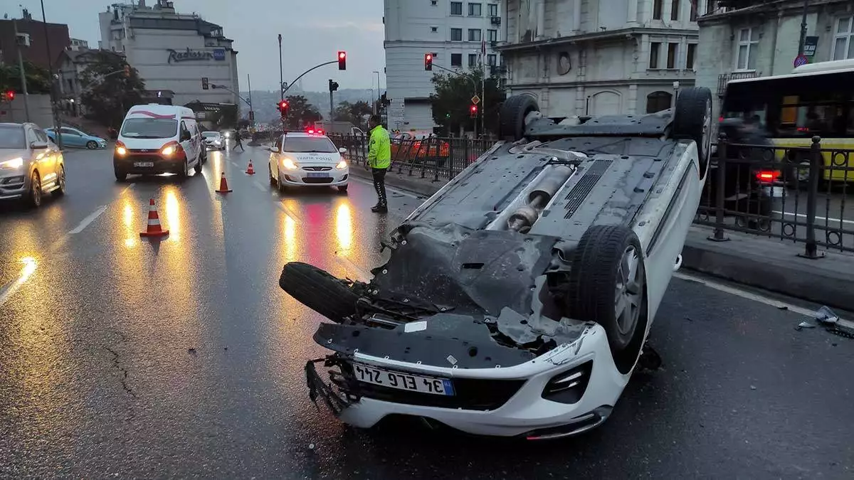 Beyoğlu'nda otomobil takla attı; sürücü kaçtı