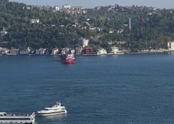 Boğaz'da korkutan anlar: Kargo gemisi sürüklendi