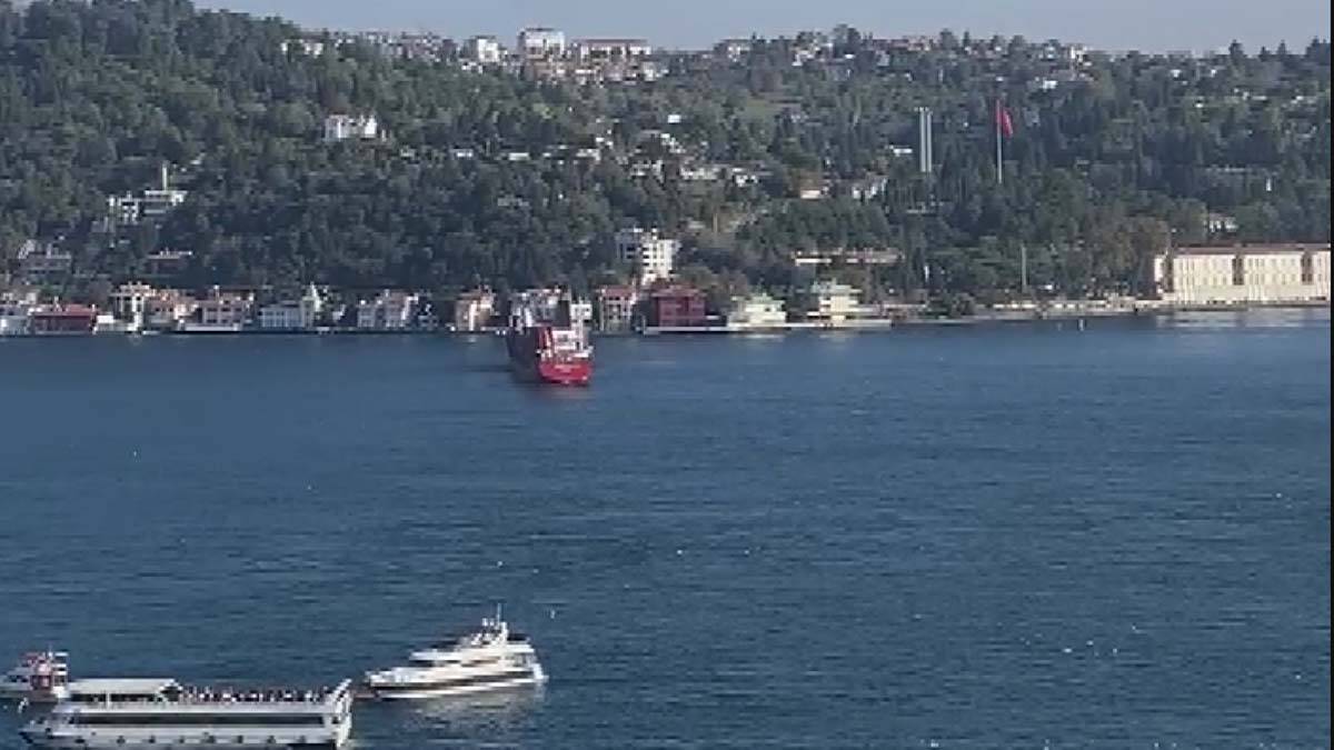 Boğaz'da korkutan anlar: Kargo gemisi sürüklendi